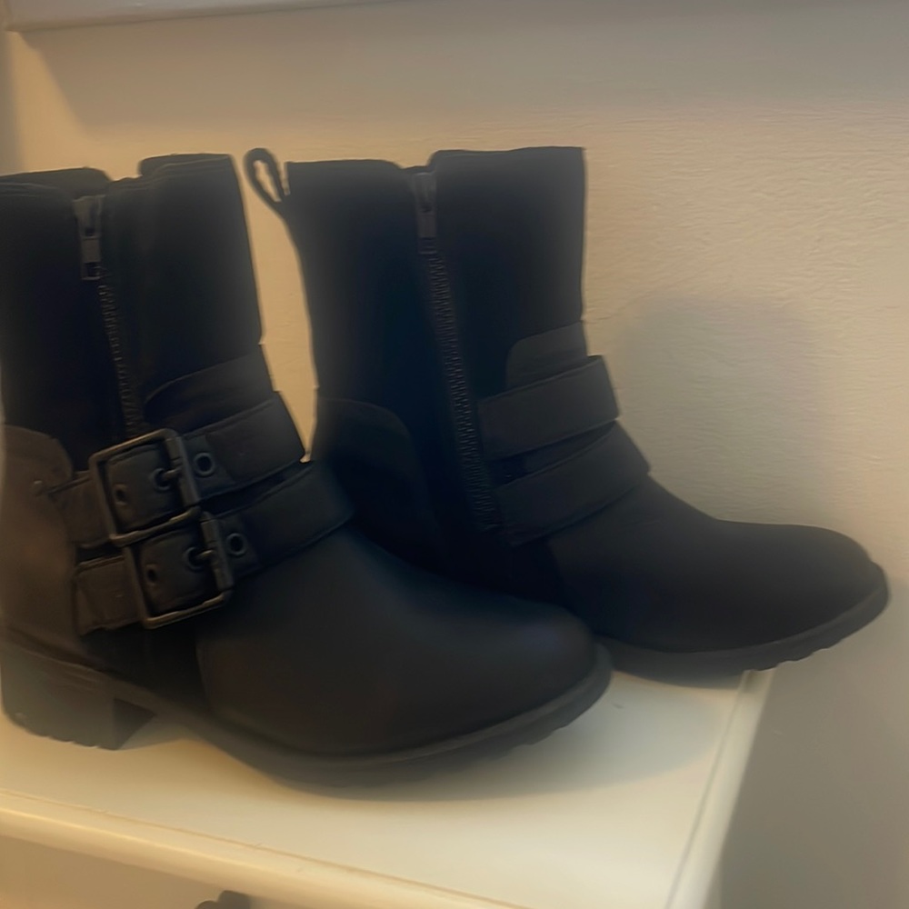 womens size 5 UGG black boots